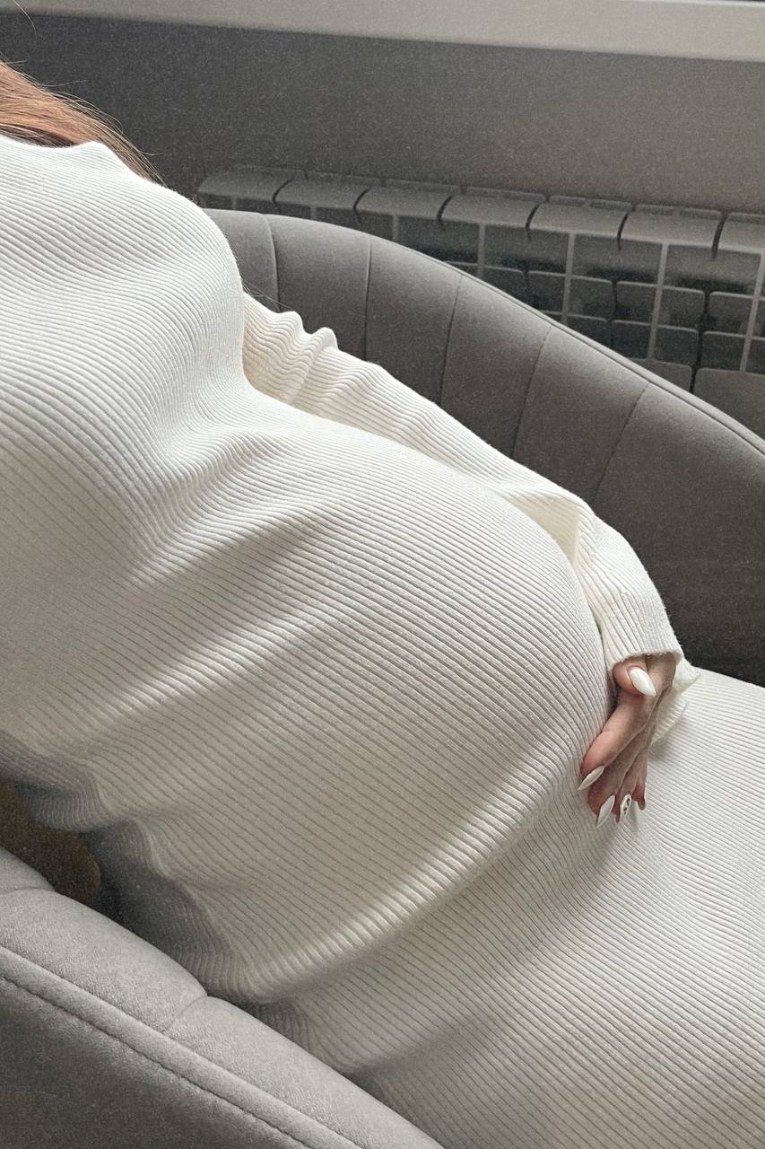 Беременная женщина в уютной обстановке